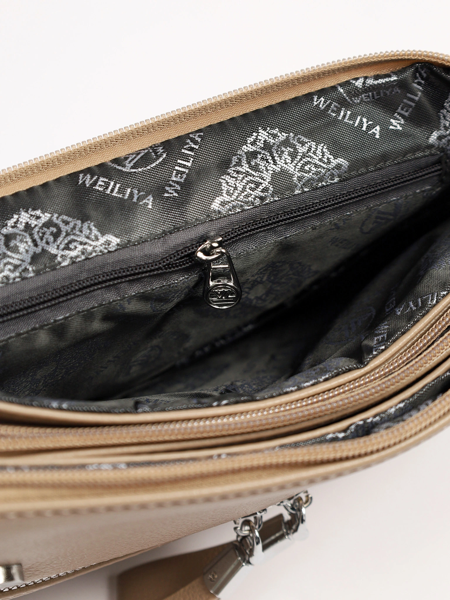 Сумка-кроссбоди со съемной ручкой и декоративными пуллерами в ассортименте